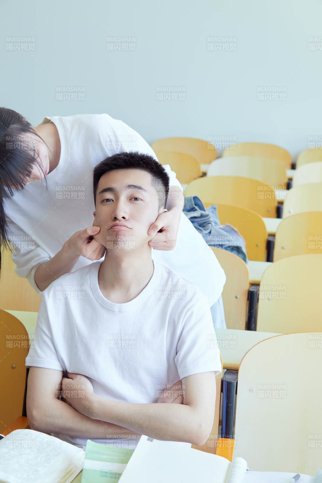 大学自习室相嬉戏玩闹青年情侣