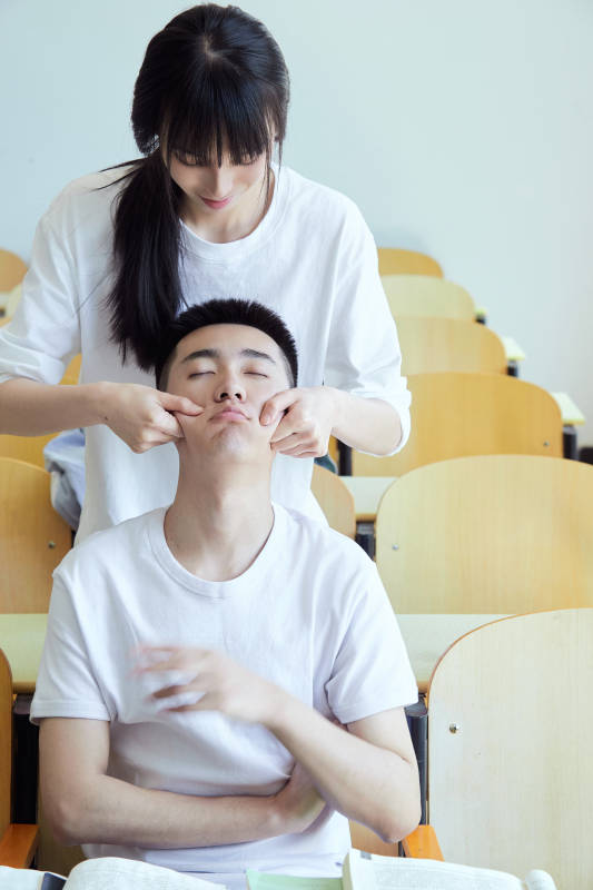 大学自习室相嬉戏玩闹青年情侣