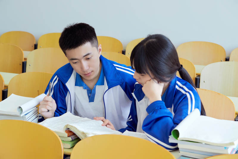 教室里努力看书学习备战高考的高中生