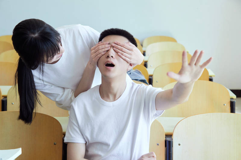 大学自习室相嬉戏玩闹青年情侣