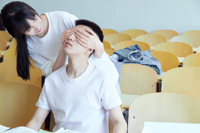 大学自习室相嬉戏玩闹青年情侣