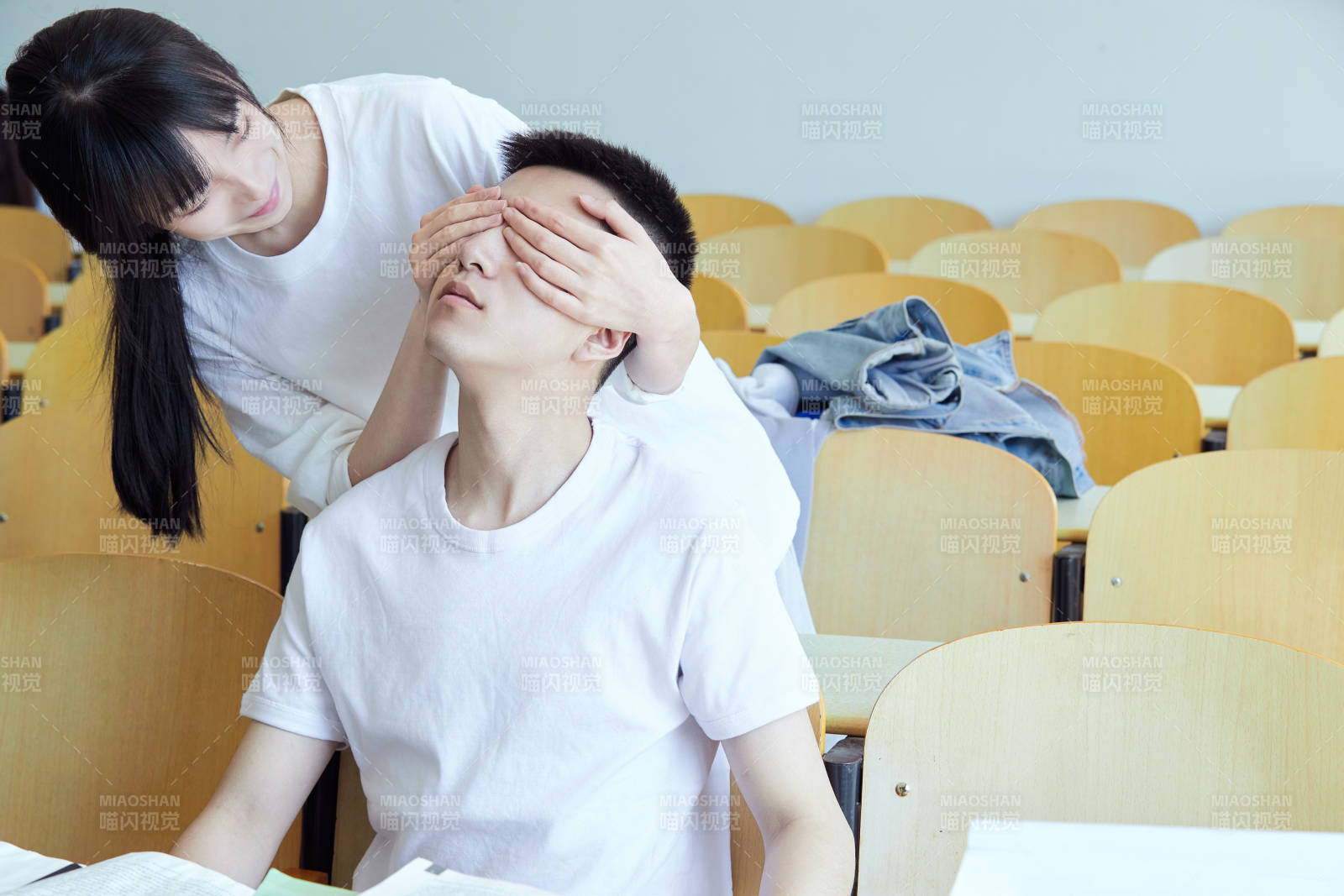 大學自習室相嬉戲玩鬧青年情侶