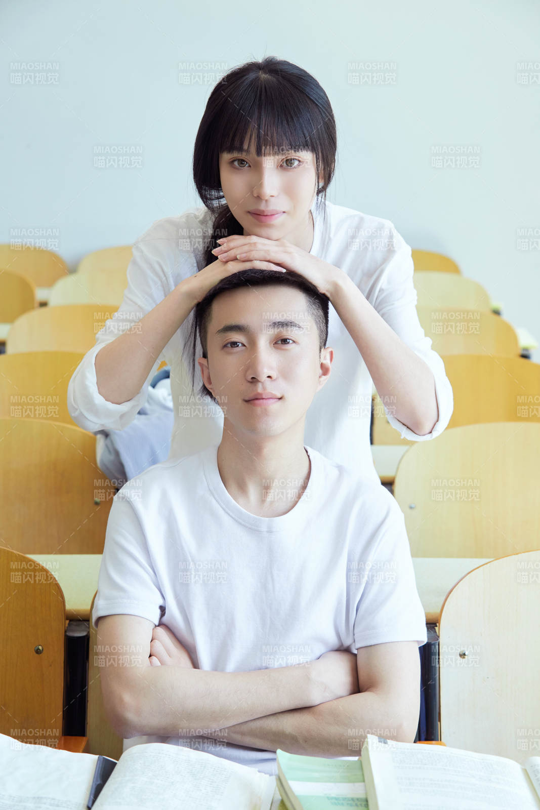 大學自習室相嬉戲玩鬧青年情侶