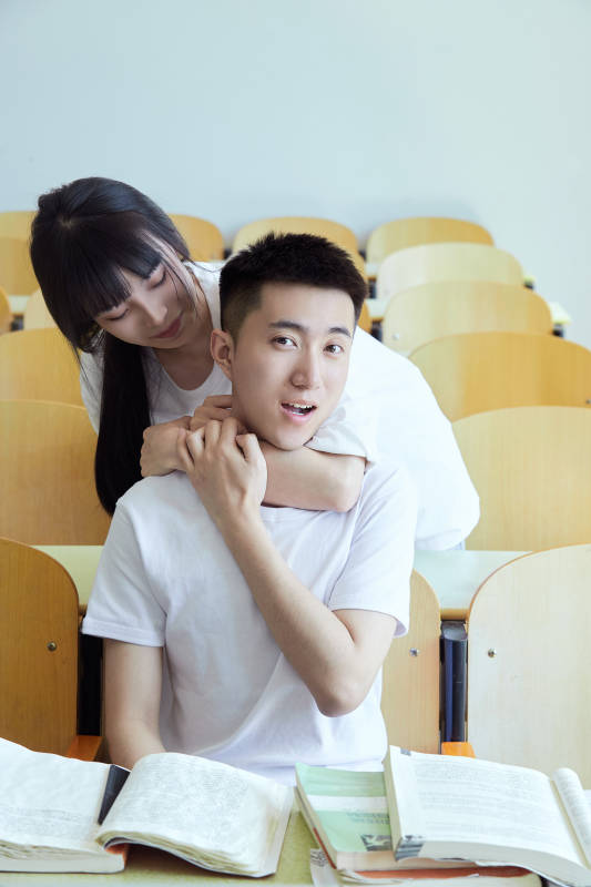大学自习室相嬉戏玩闹青年情侣