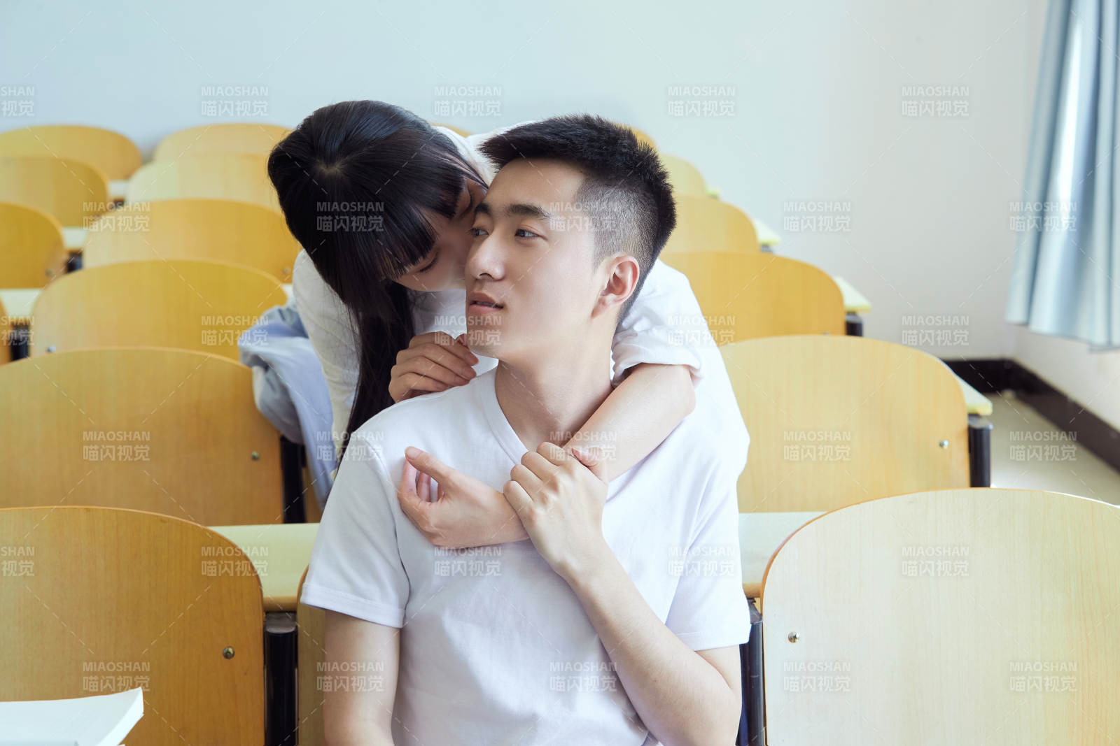 大学自习室相嬉戏玩闹青年情侣