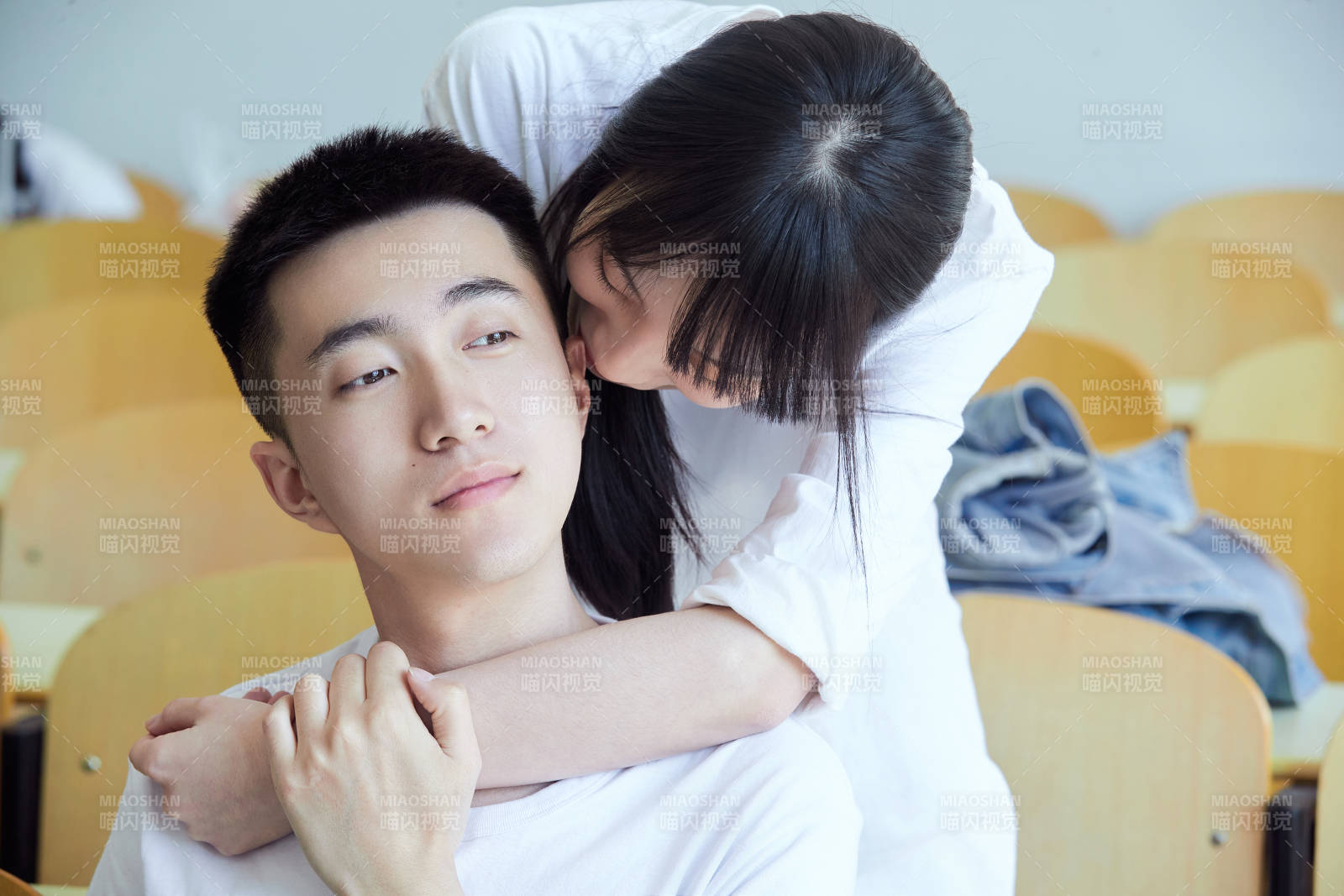 大学自习室相嬉戏玩闹青年情侣