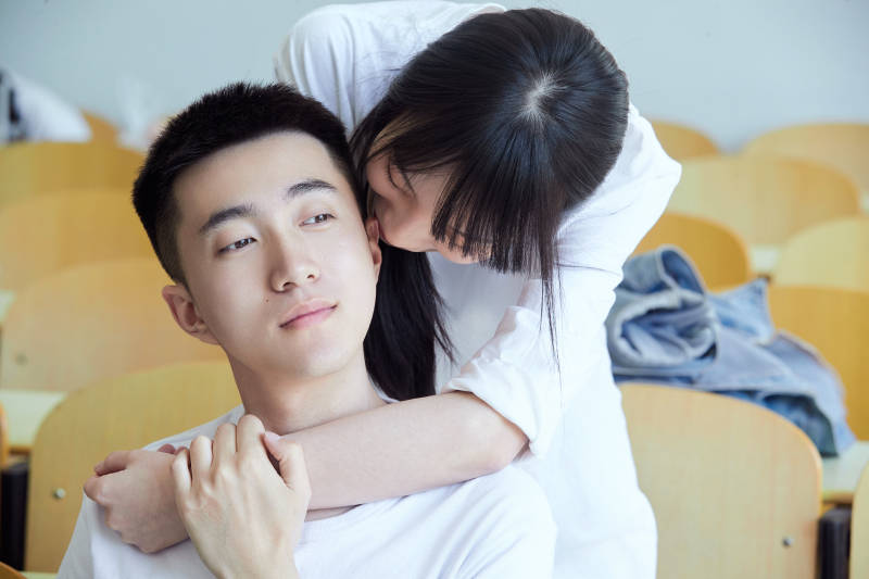 大学自习室相嬉戏玩闹青年情侣