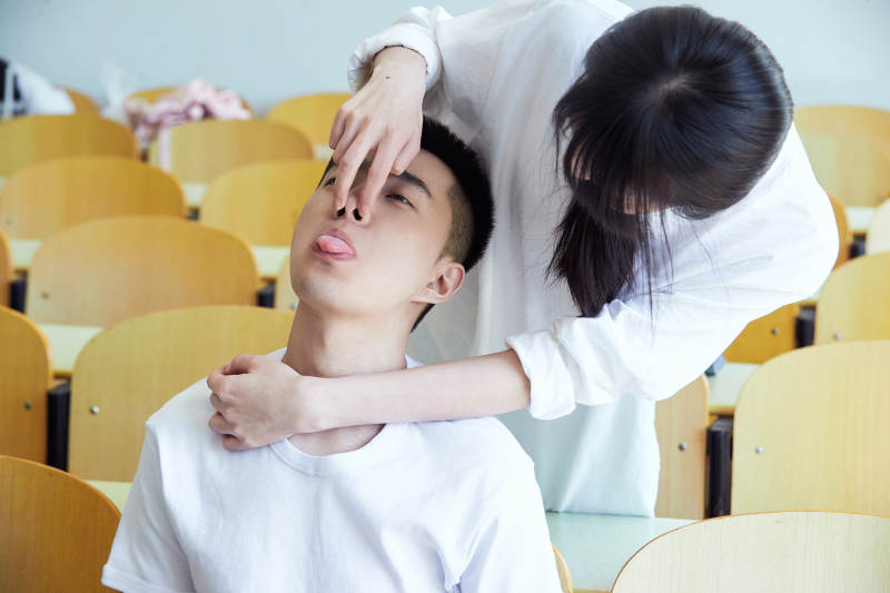 大学自习室相嬉戏玩闹青年情侣