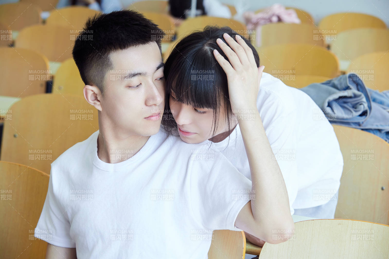 大學自習室相互依偎的青年情侶