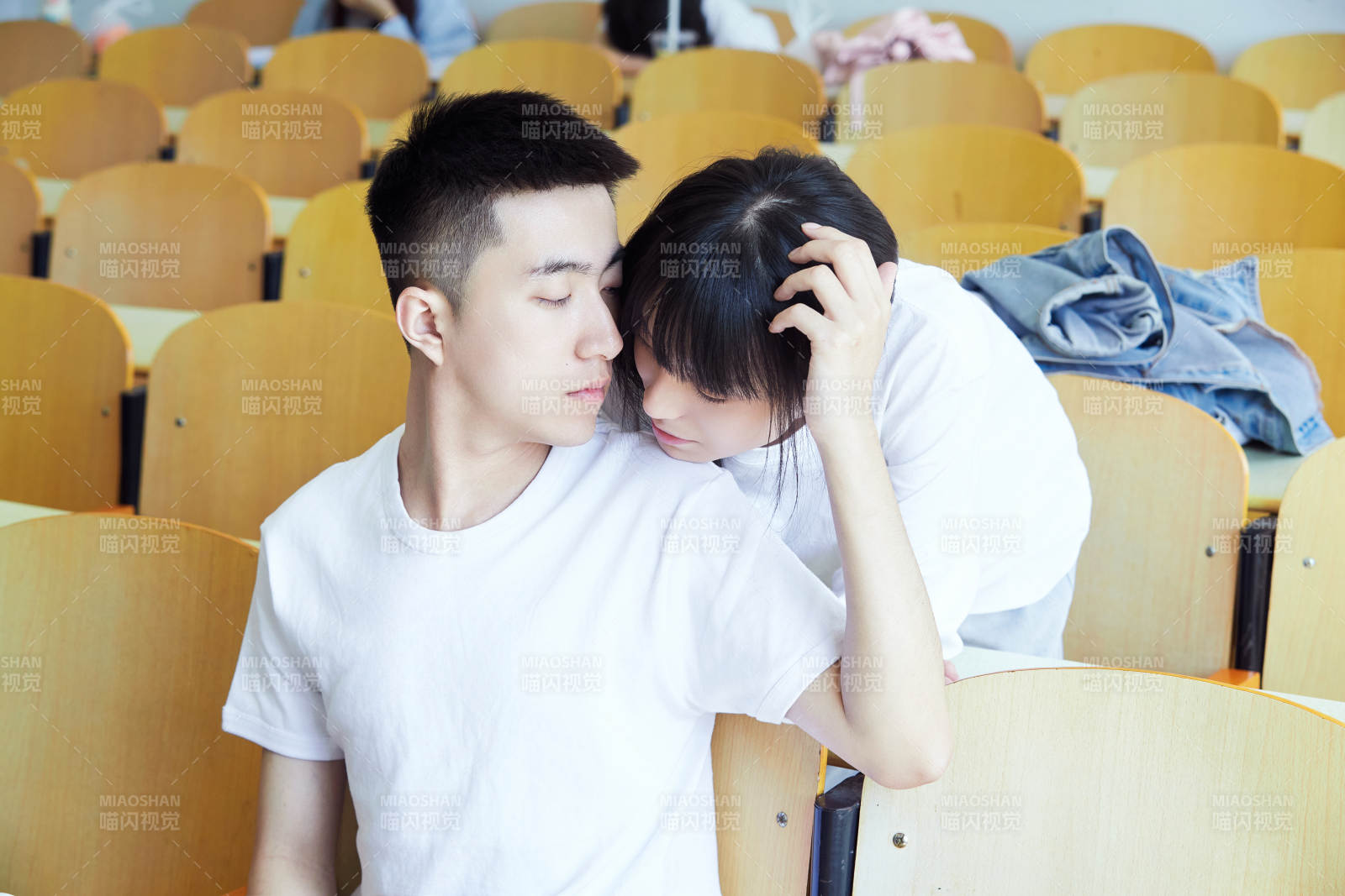 大学自习室相互依偎的青年情侣