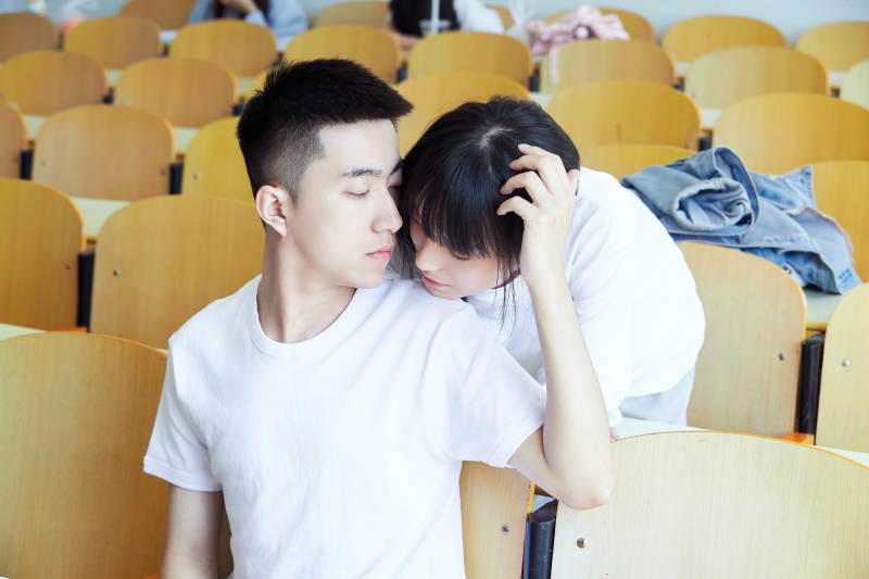 大學(xué)自習(xí)室相互依偎的青年情侶