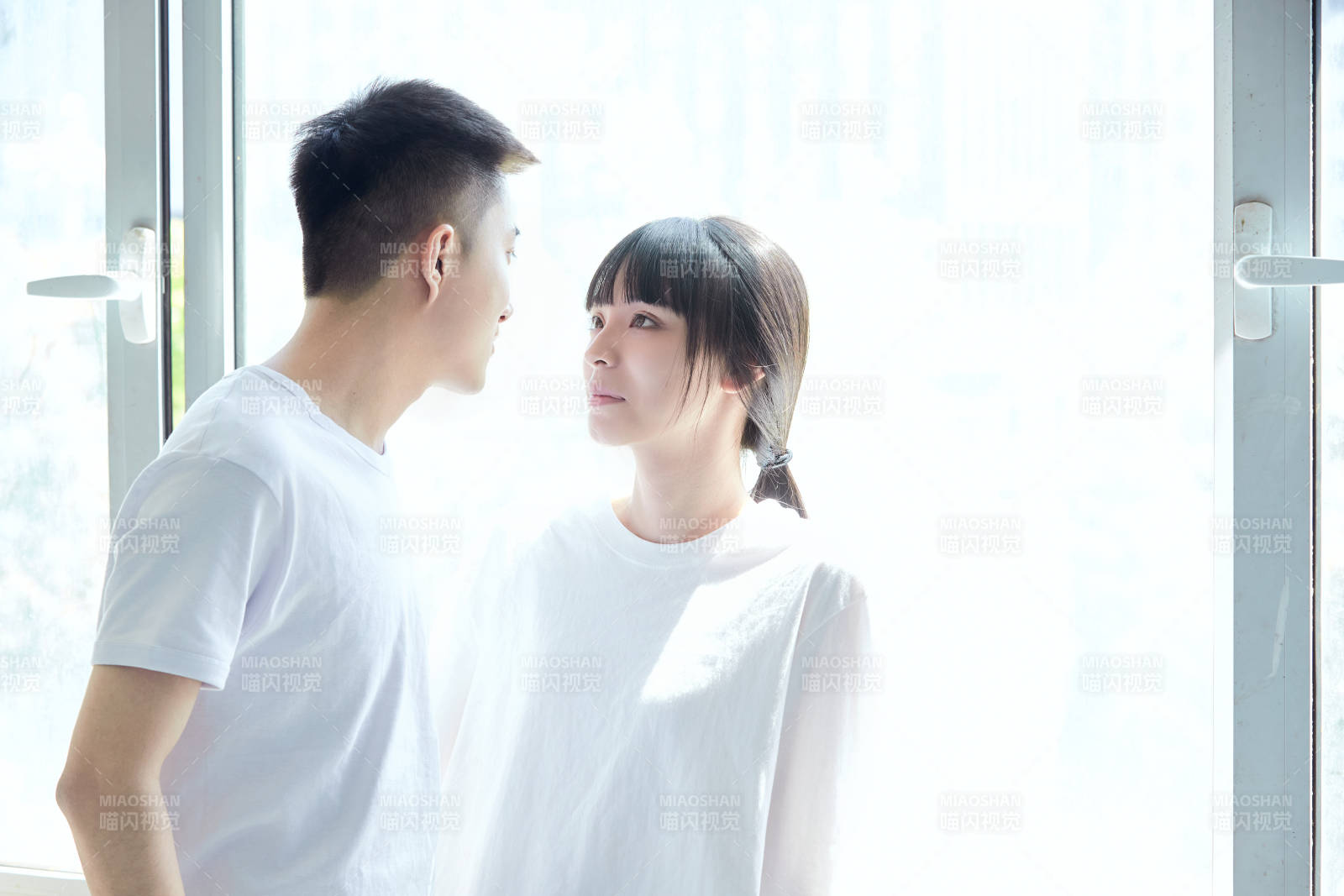 大学自习室相互依偎的青年情侣