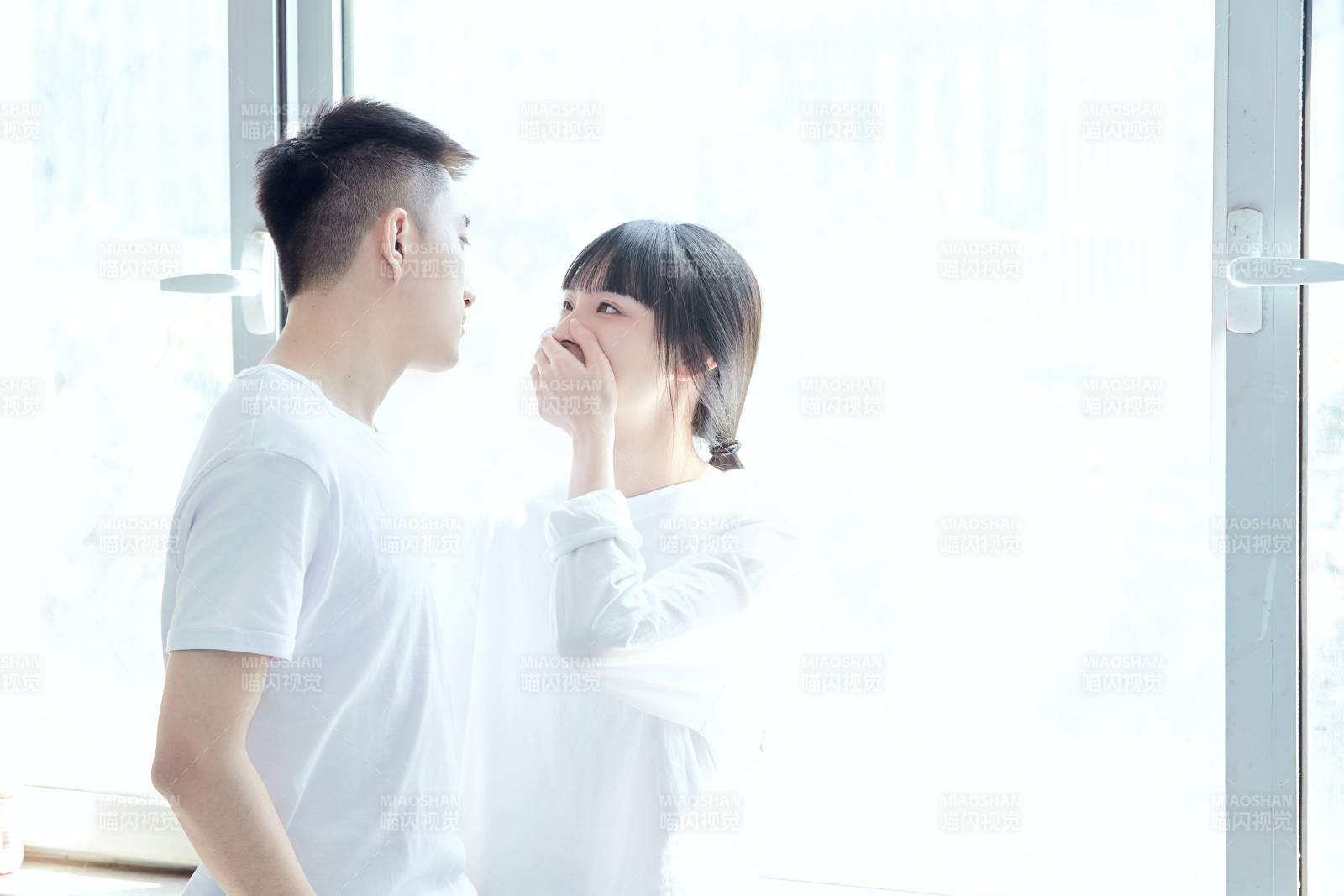 大学自习室相互依偎的青年情侣