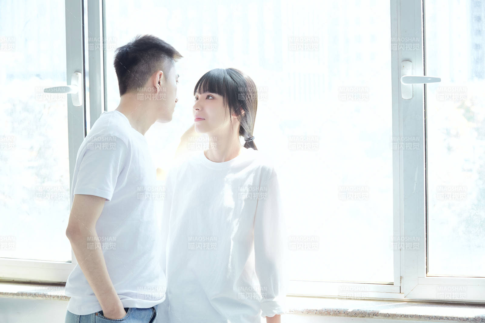 大学自习室相互依偎的青年情侣