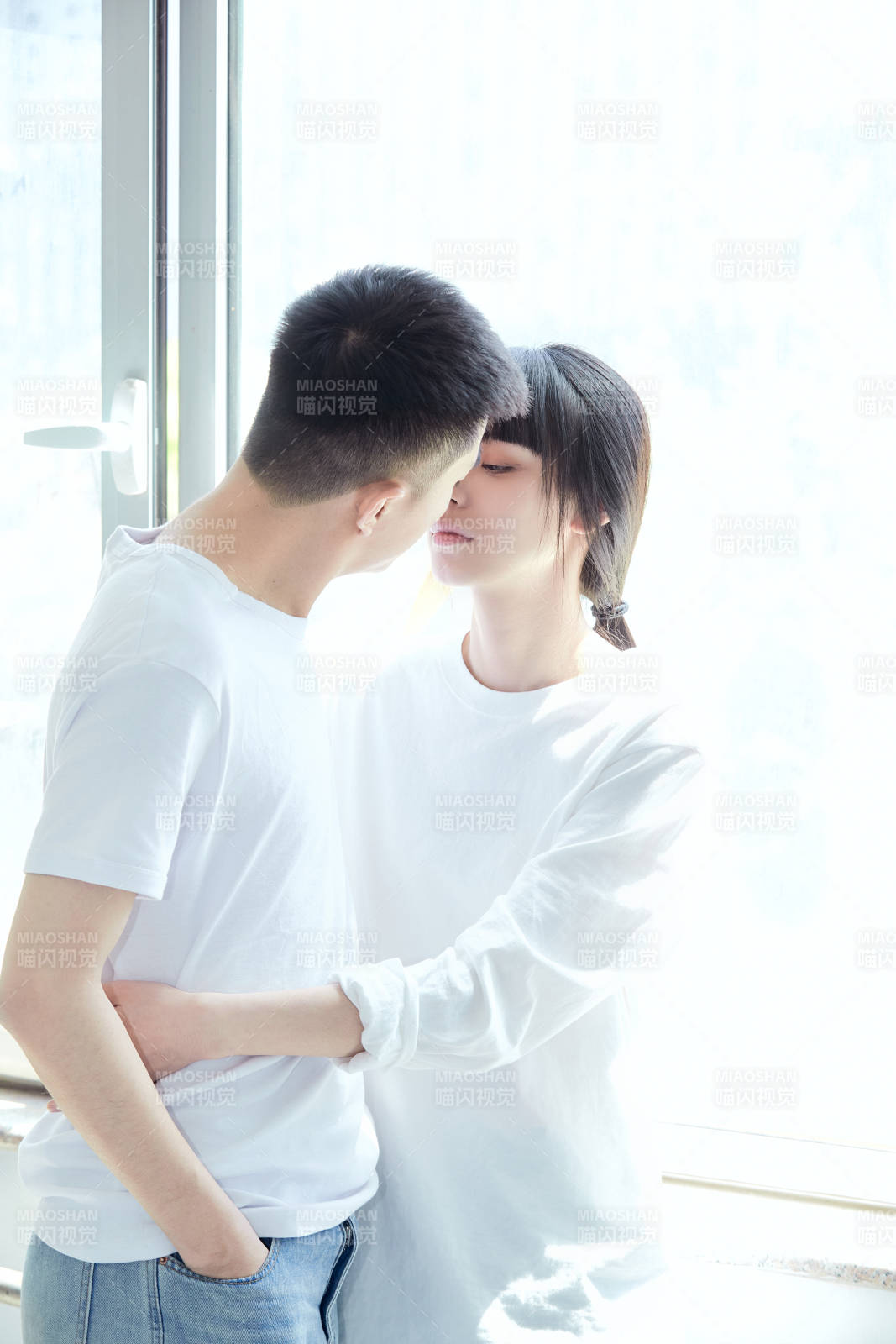 大學自習室相互依偎的青年情侶