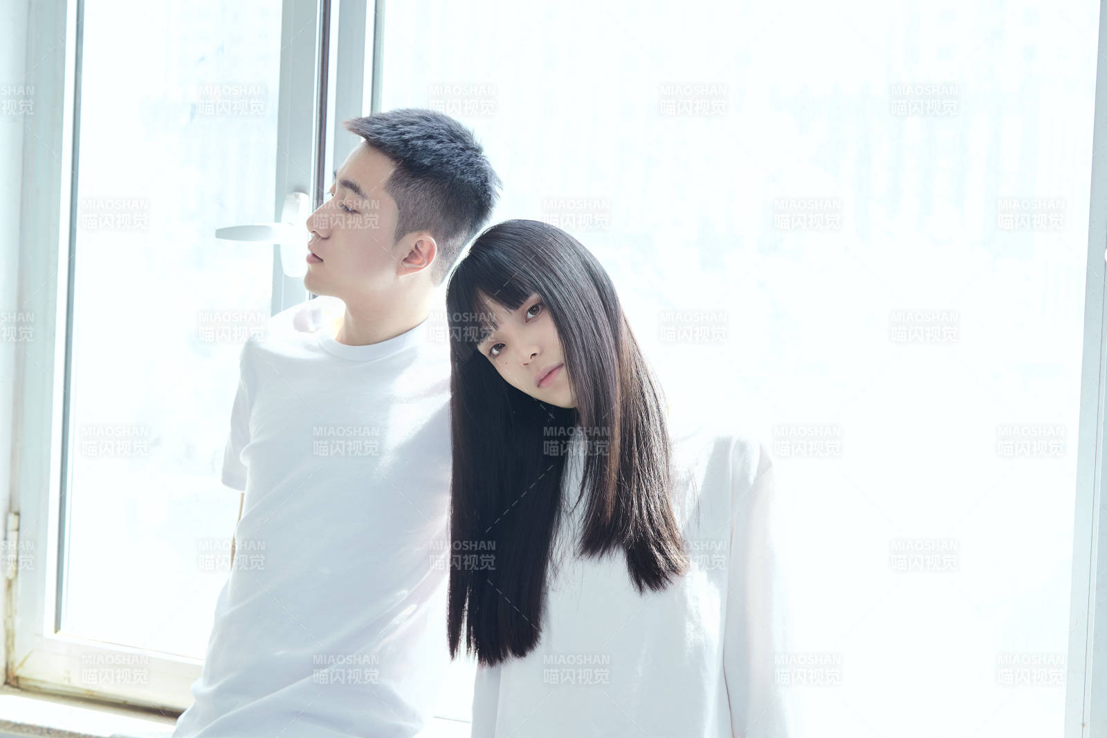 大学自习室相互依偎的青年情侣