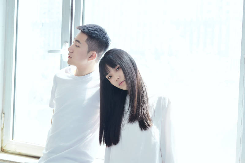 大学自习室相互依偎的青年情侣