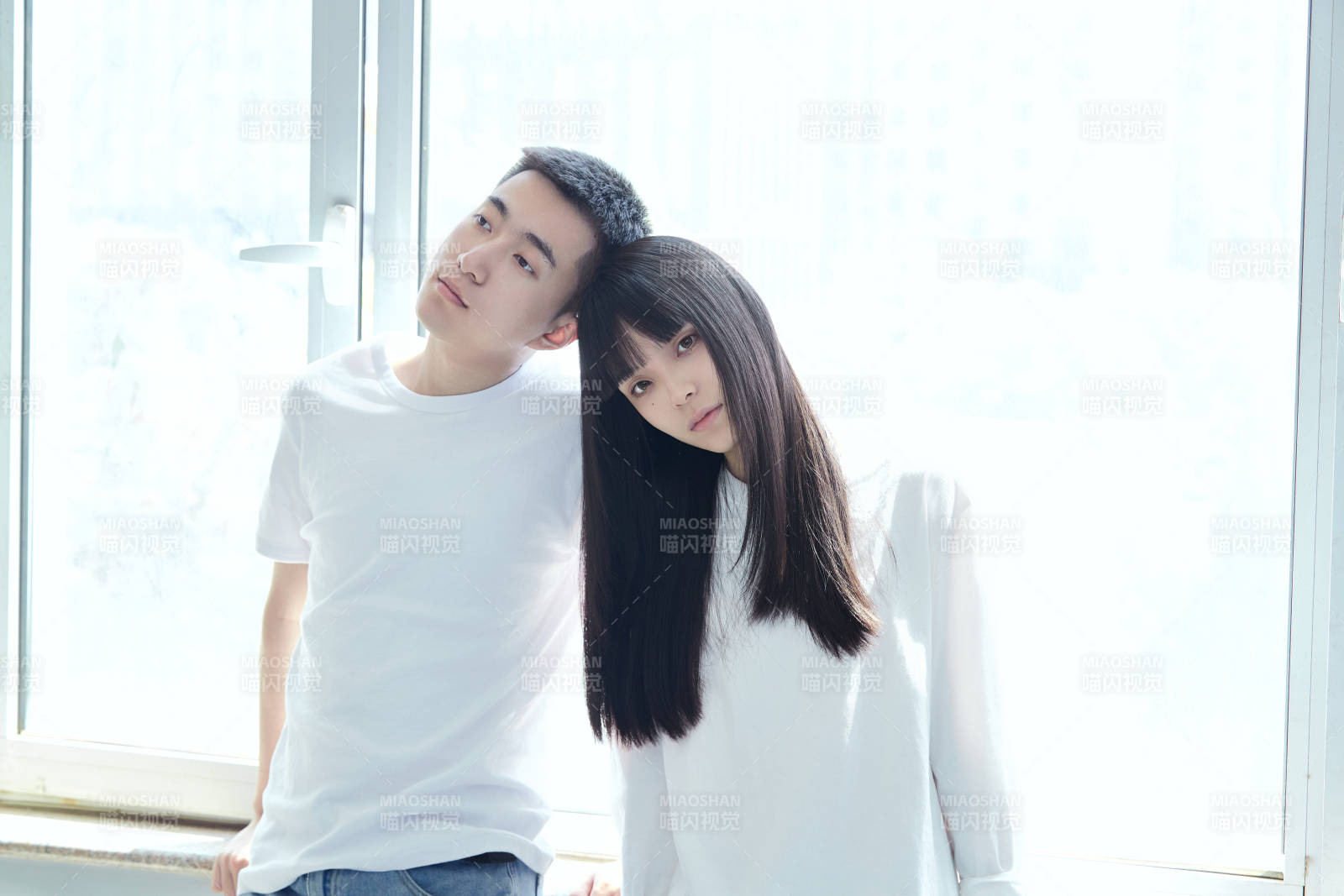 大学自习室相互依偎的青年情侣