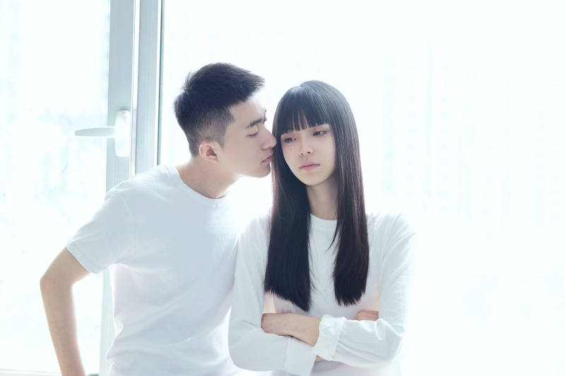 大学自习室相互依偎的青年情侣