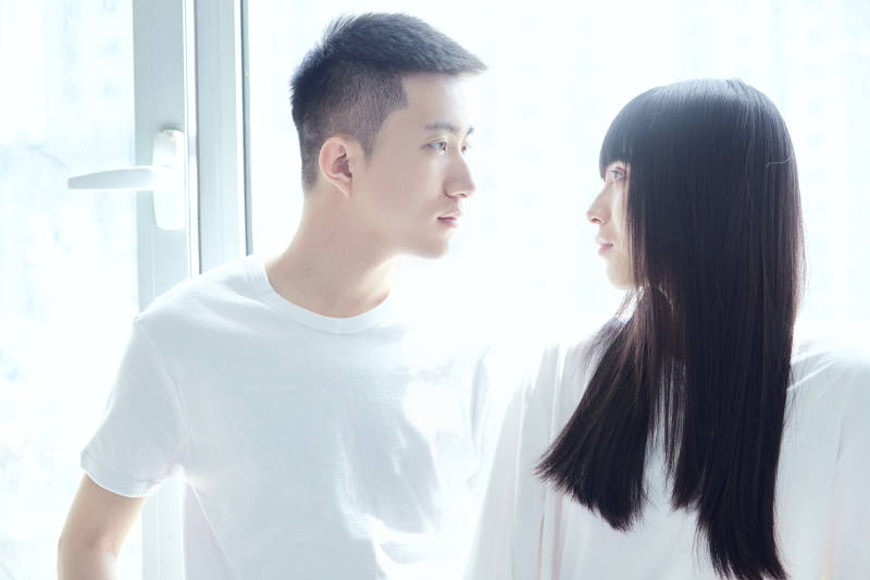 大学自习室相互依偎的青年情侣