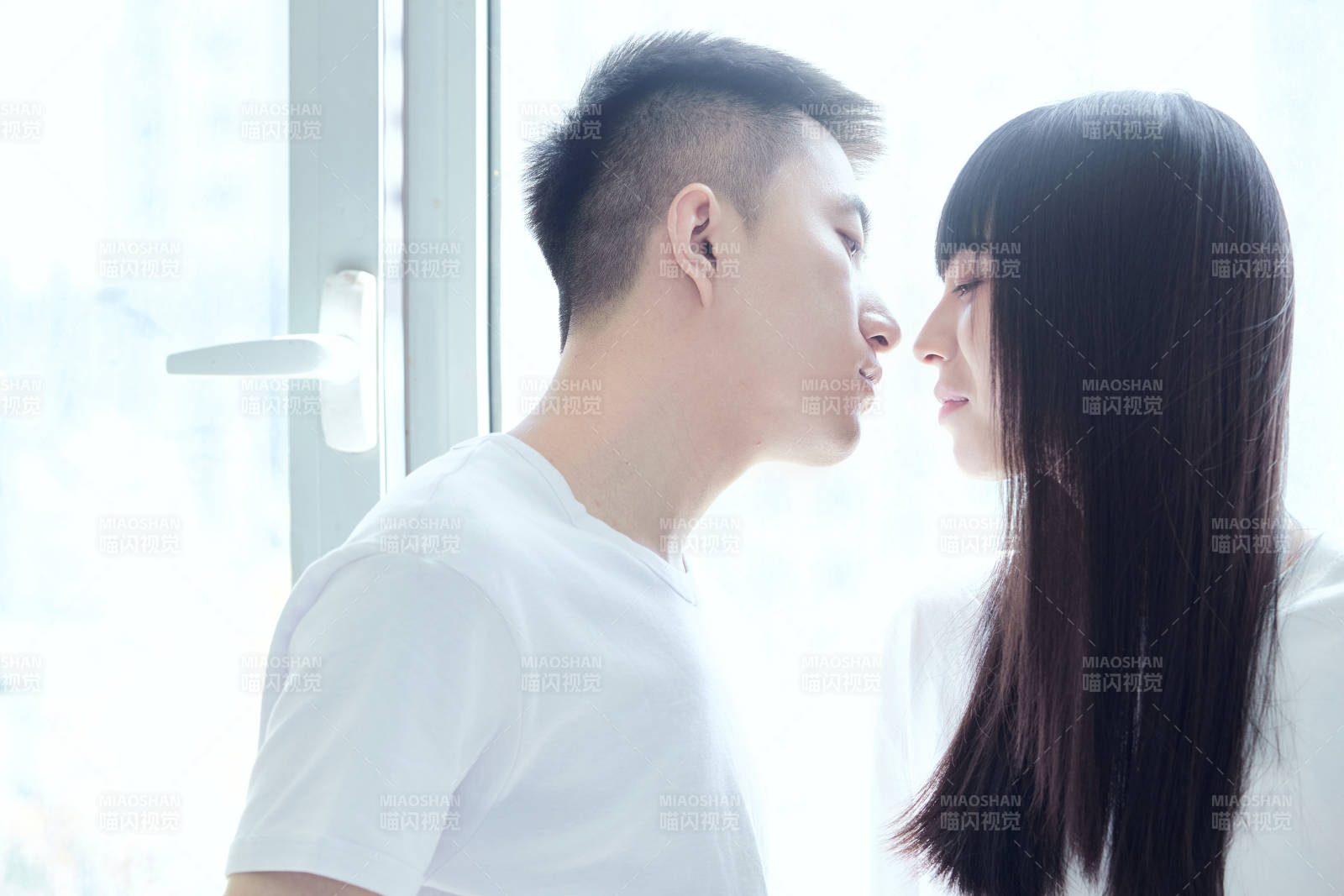 大学自习室相互依偎的青年情侣