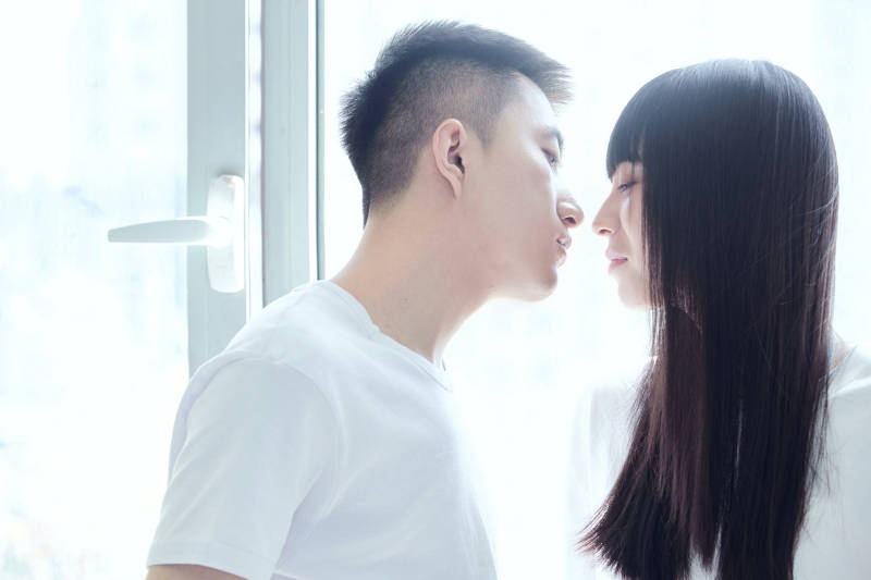 大学自习室相互依偎的青年情侣