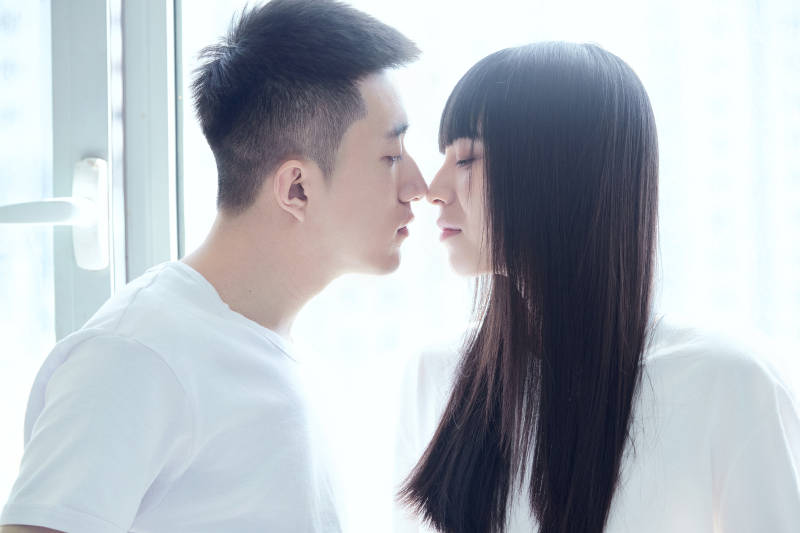 教室窗户旁的女大学生