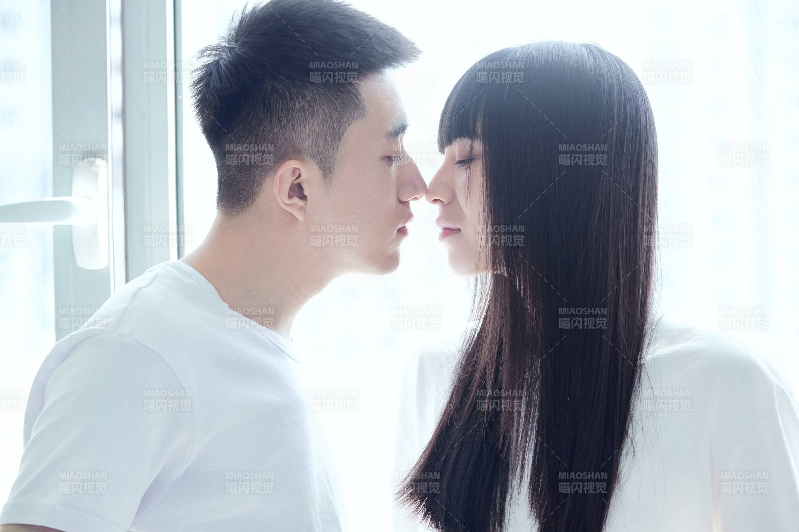 教室窗户旁的女大学生