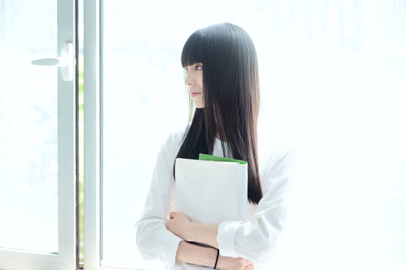 教室窗户旁的女大学生