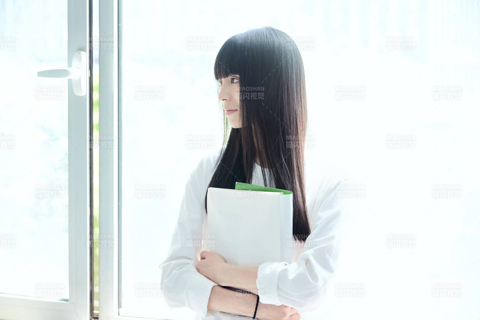 教室窗户旁的女大学生