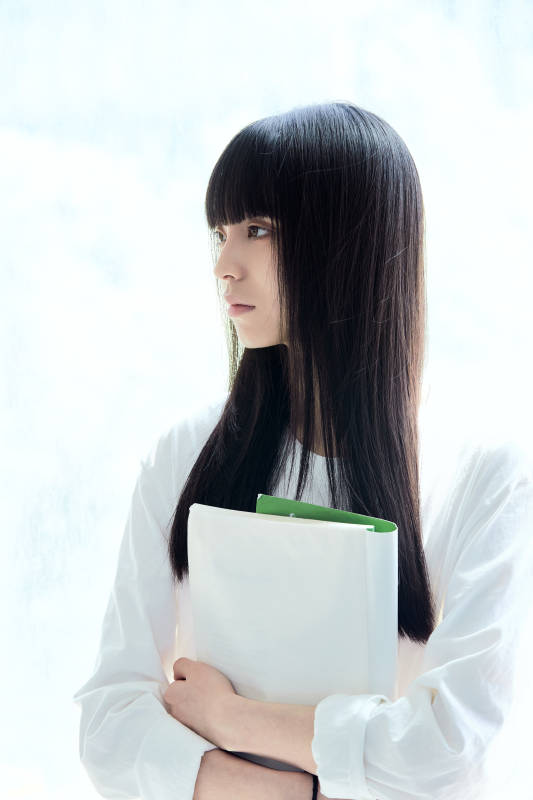 教室窗户旁的女大学生