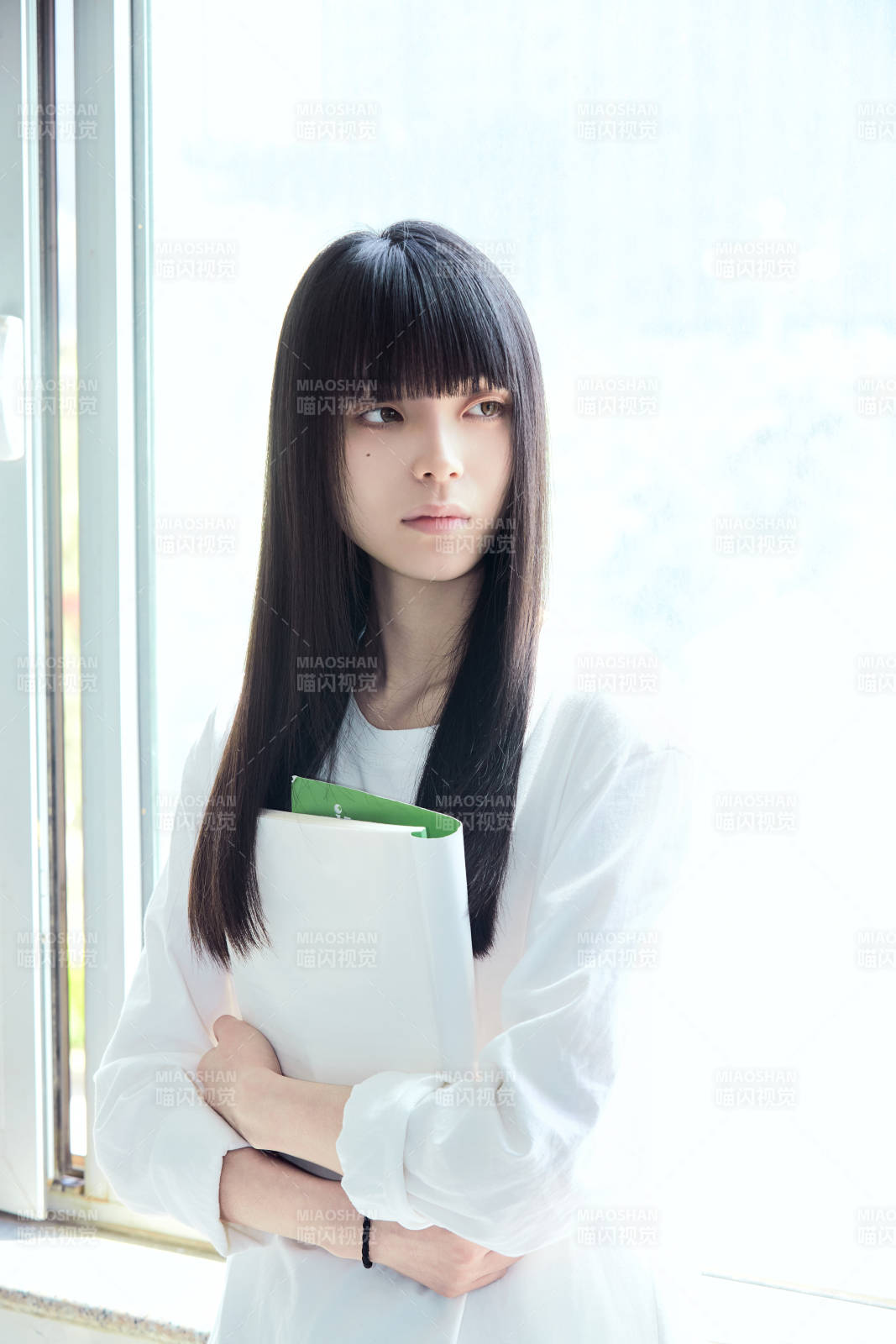 教室窗户旁的女大学生