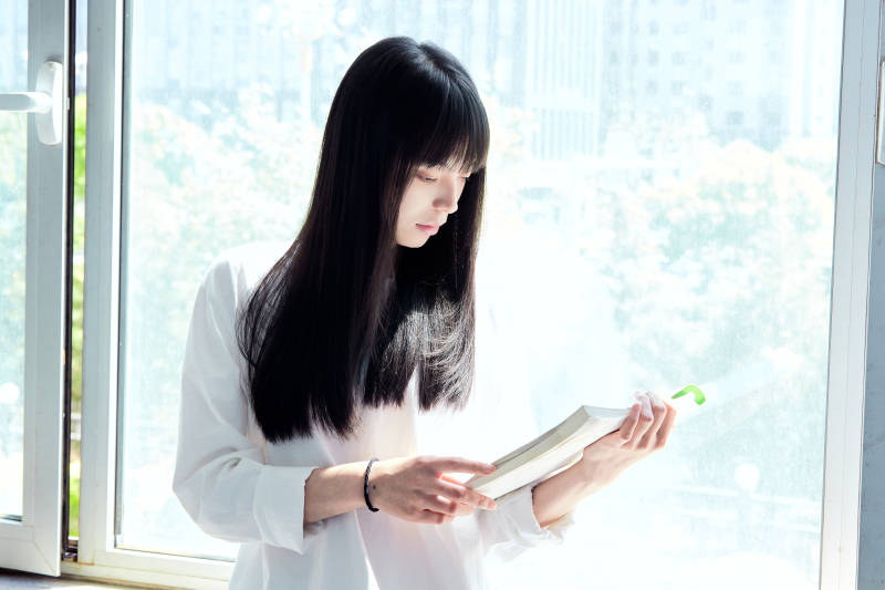 教室窗户旁的女大学生