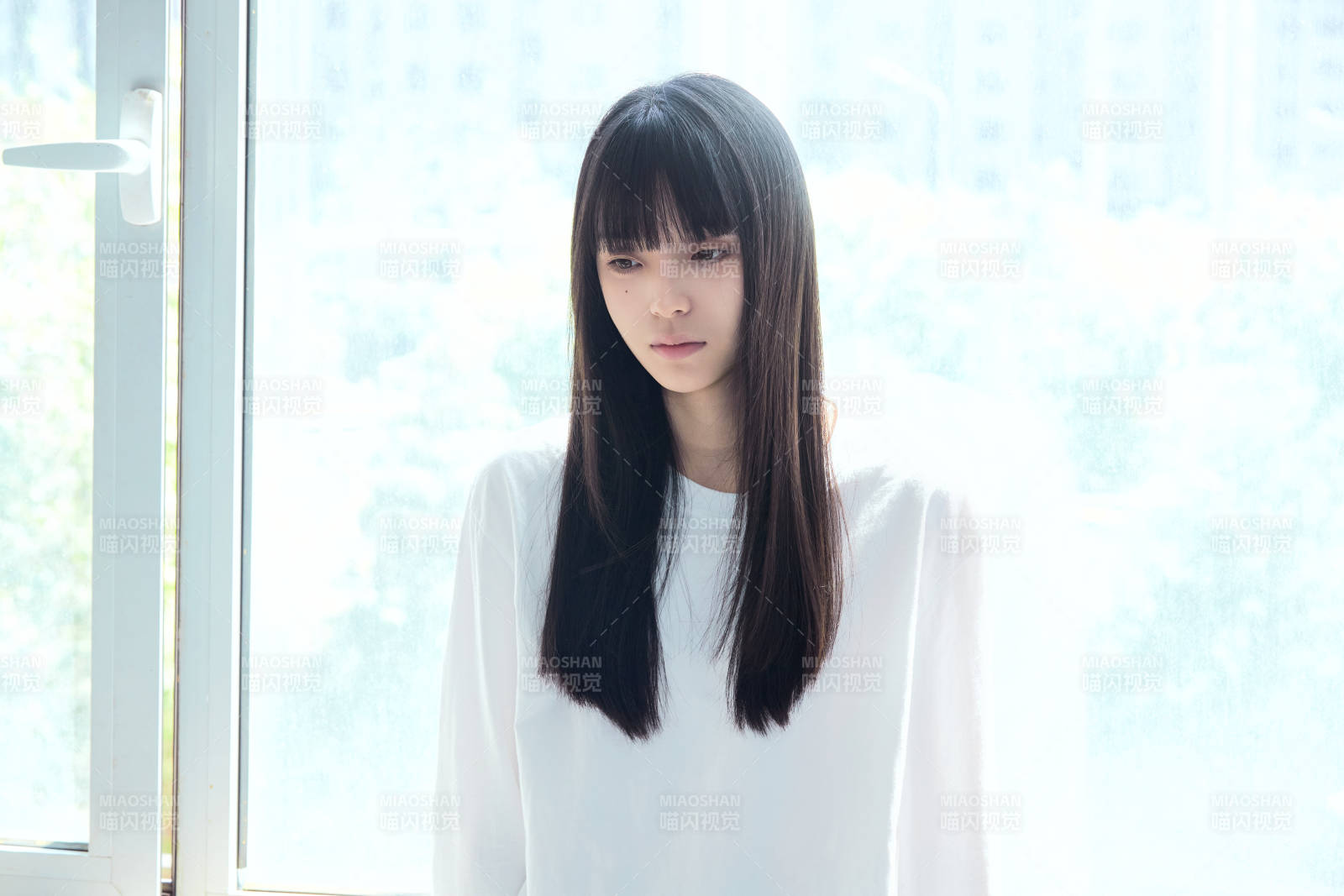 教室窗户旁的女大学生