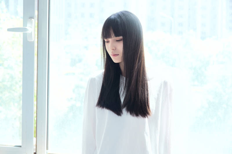 教室窗户旁的女大学生