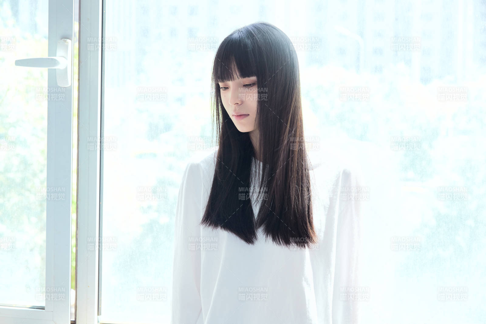 教室窗戶旁的女大學(xué)生