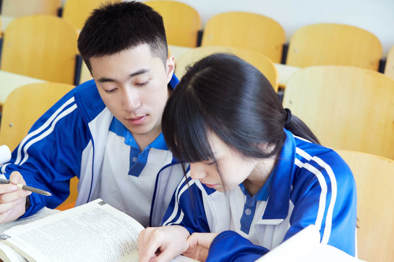 教室里努力看书学习备战高考的高中生