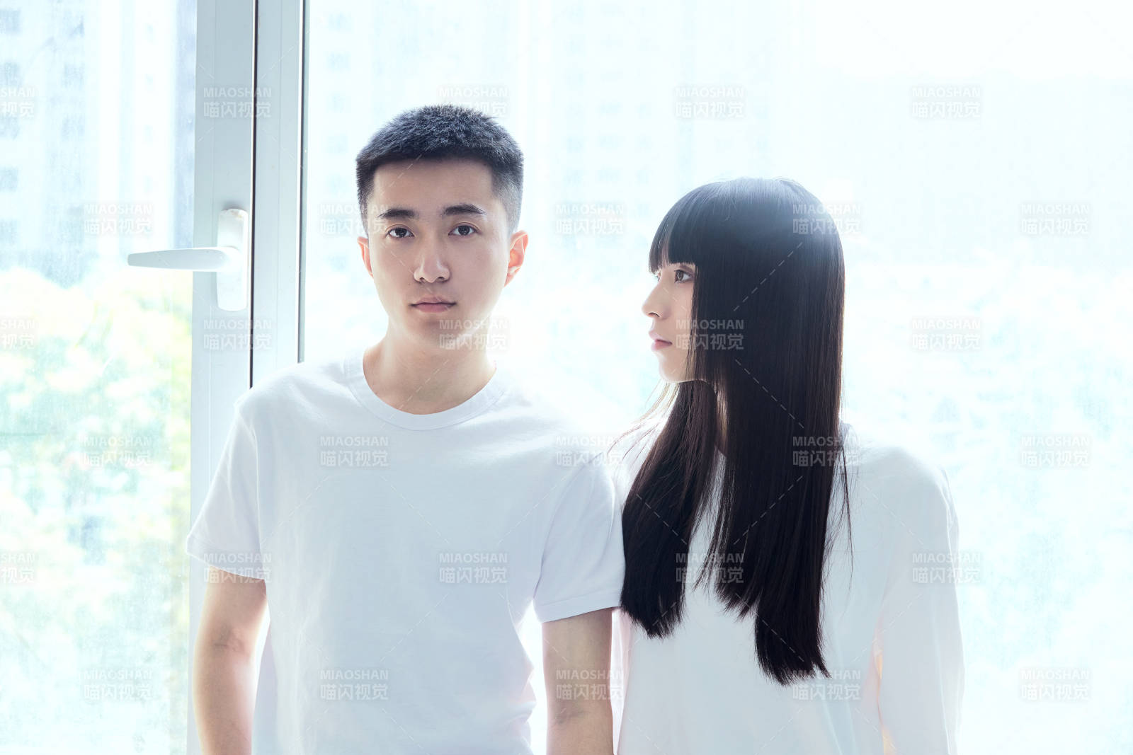 大学自习室相互依偎的青年情侣