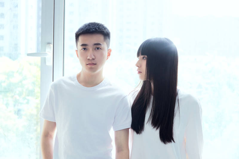 大学自习室相互依偎的青年情侣