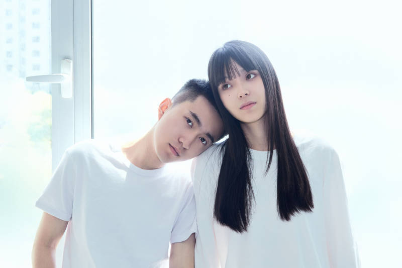 教室窗户旁的女大学生