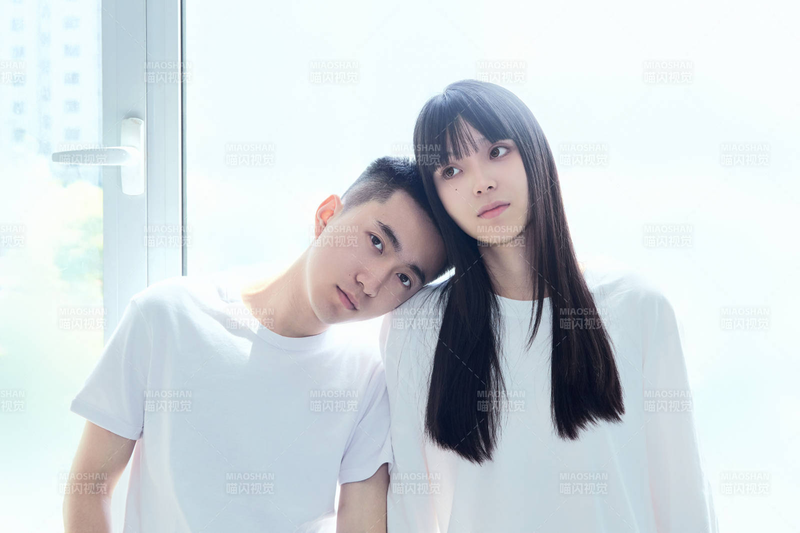 教室窗户旁的女大学生