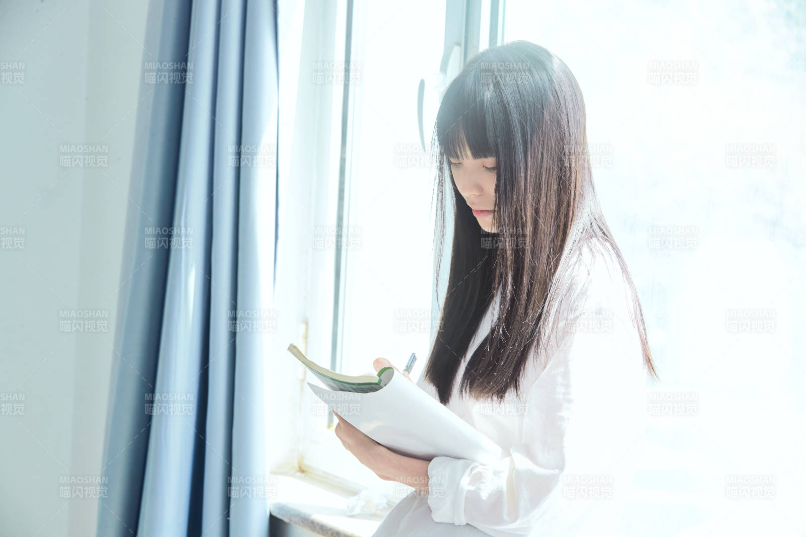 教室里講臺上為高考加油激勵的高中生