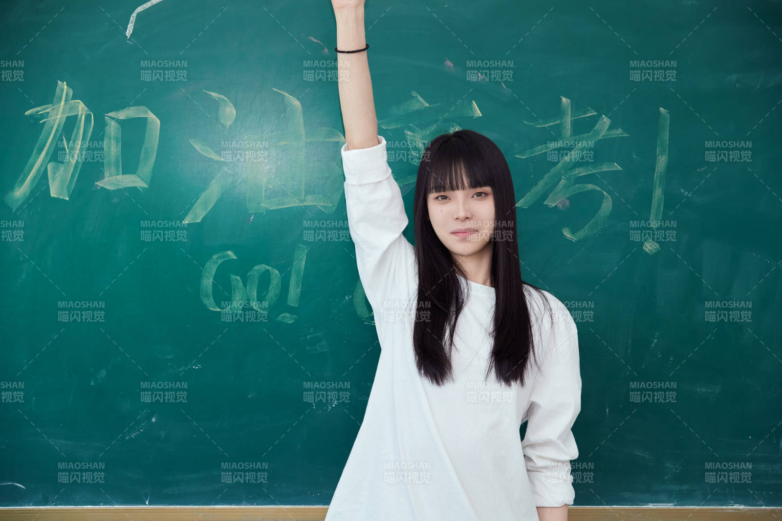 教室里講臺(tái)上為高考加油激勵(lì)的高中生