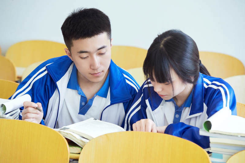 教室里努力看书学习备战高考的高中生