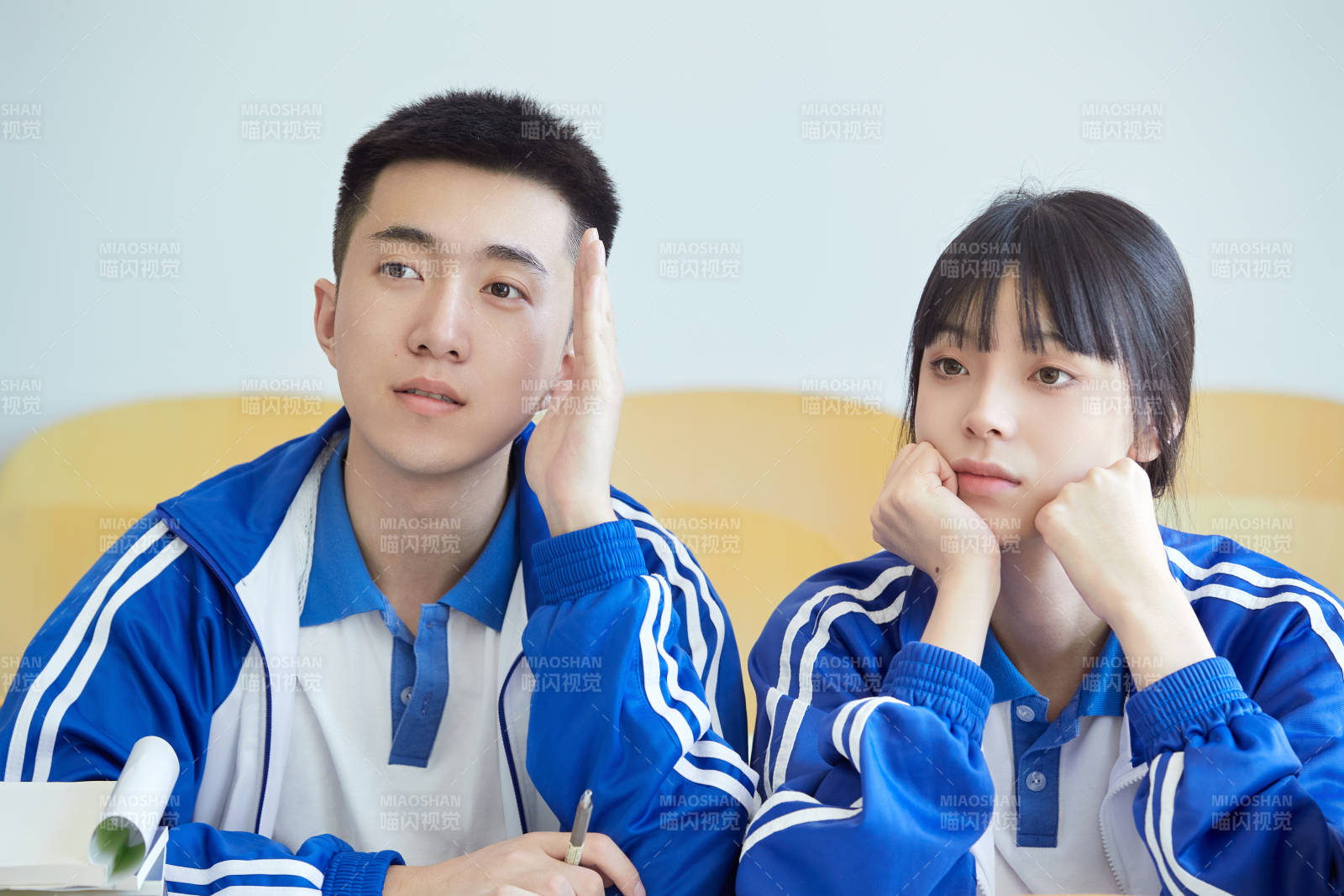 教室里努力看書學習備戰高考的高中生