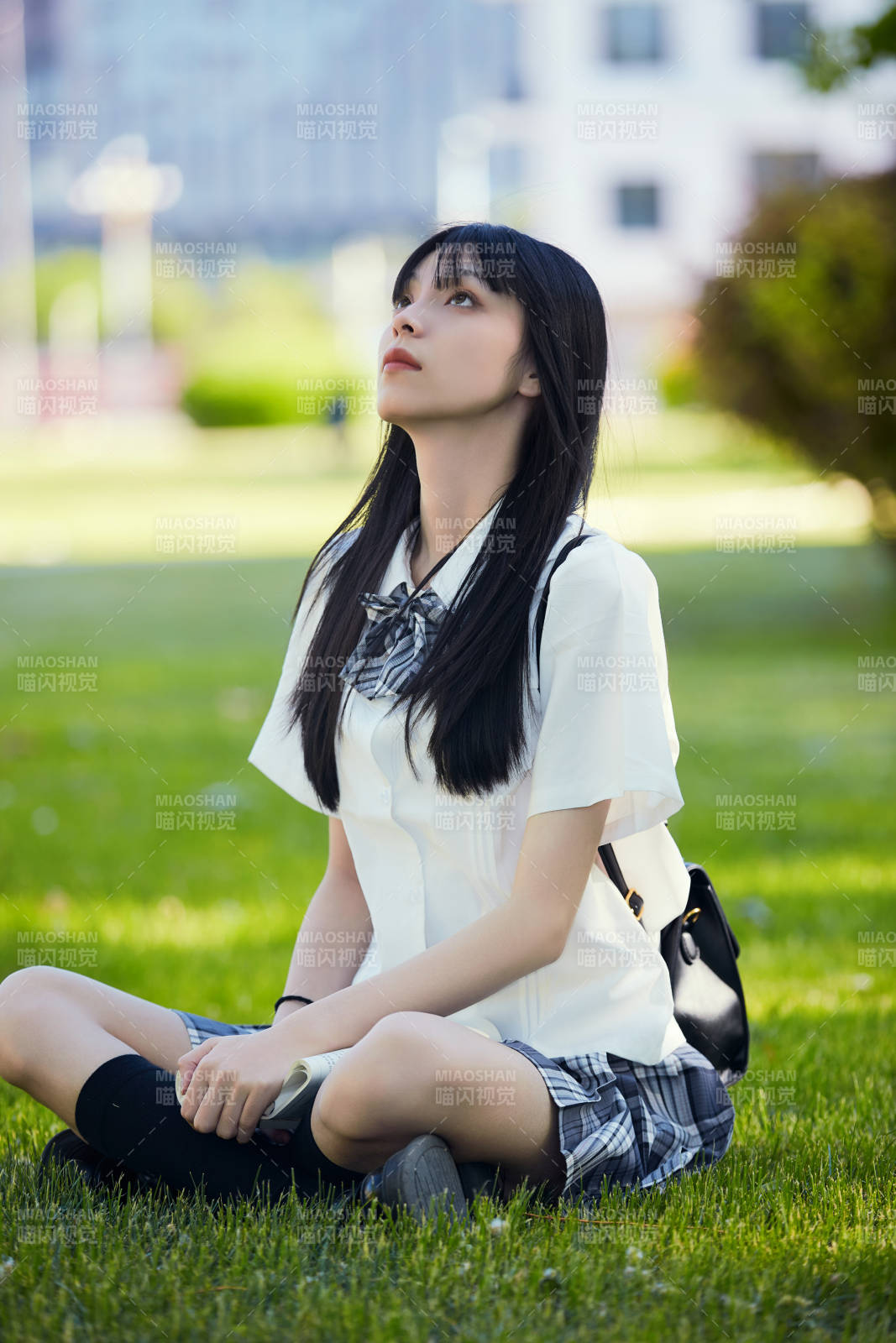 在戶外草坪看書學習的女生