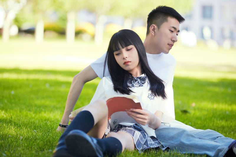 户外草坪上的年轻情侣