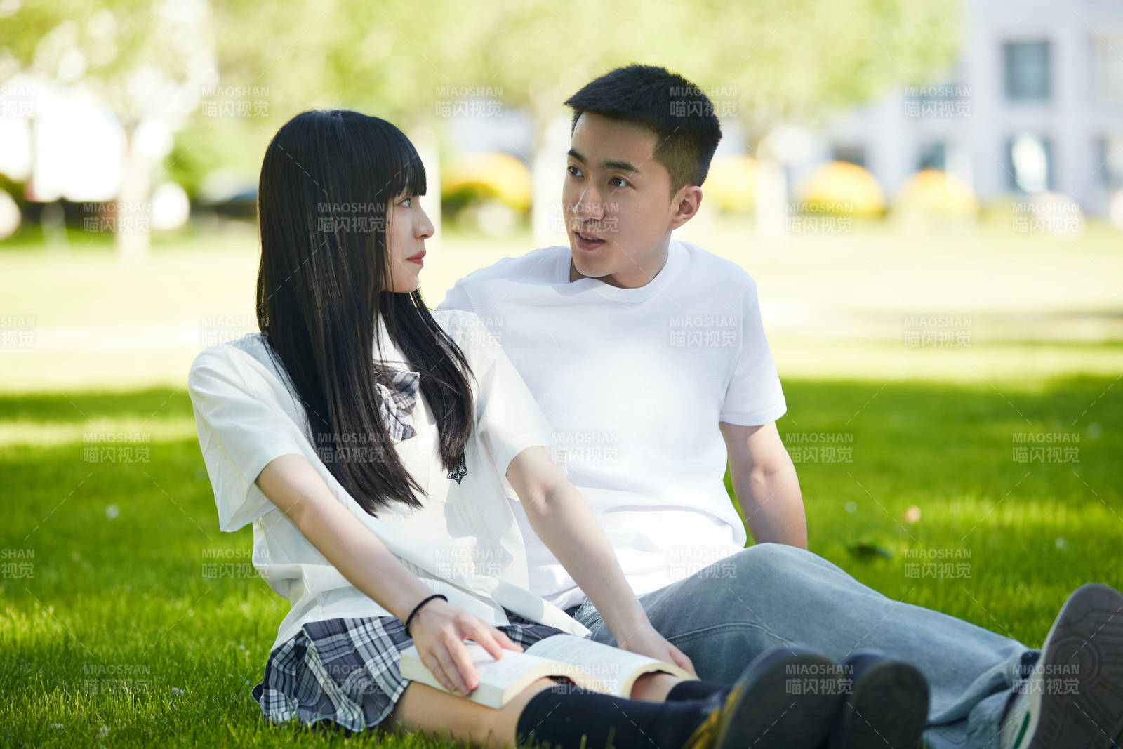户外草坪上的年轻情侣