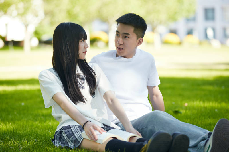 户外草坪上的年轻情侣