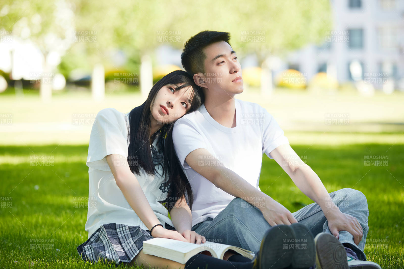 户外草坪上的年轻情侣